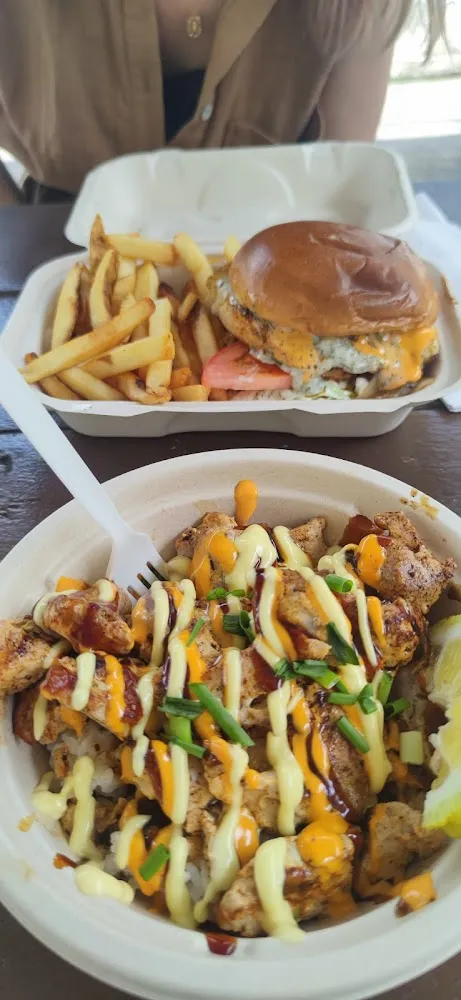 Fish Burguer and Chicken Poke